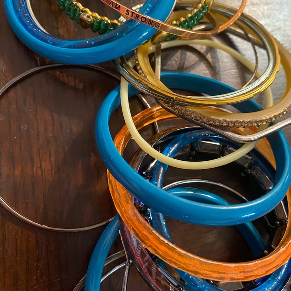 22 Mixed lot of ladies bangles various materials - Picture 2 of 11